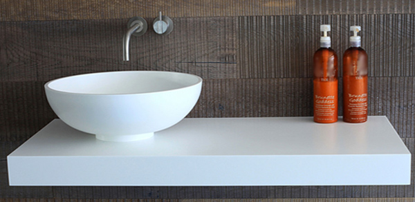 Washbasin shelf lacquered